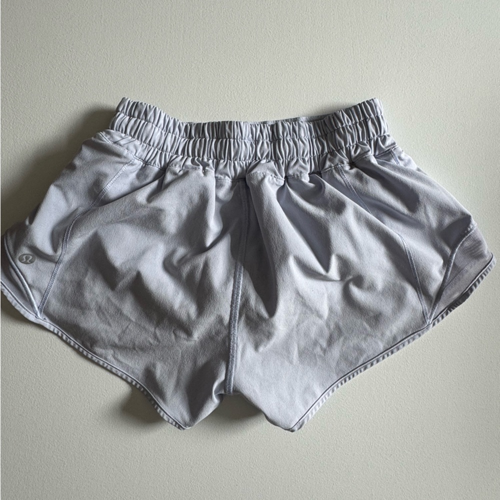 Lululemon Low Rise Hotty Hot shorts 2.5 inch Size 2 in starch blue/blue linen